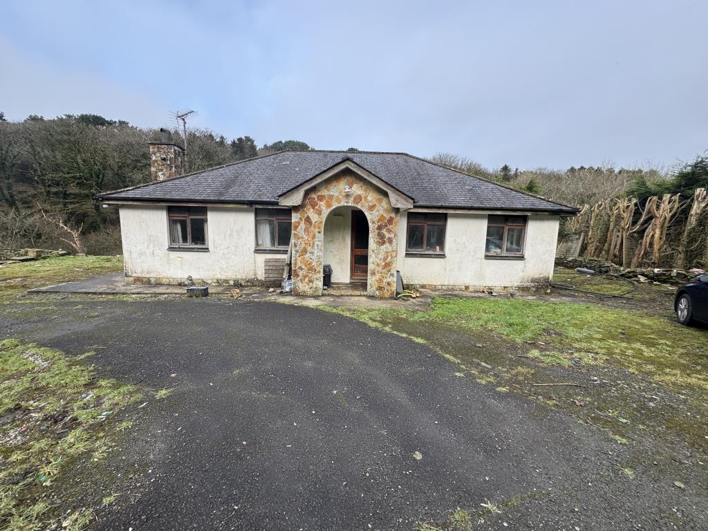 Lot: 63 - DETACHED BUNGALOW ON LARGE PLOT WITH DILAPIDATED BUILDING - View of the bungalow